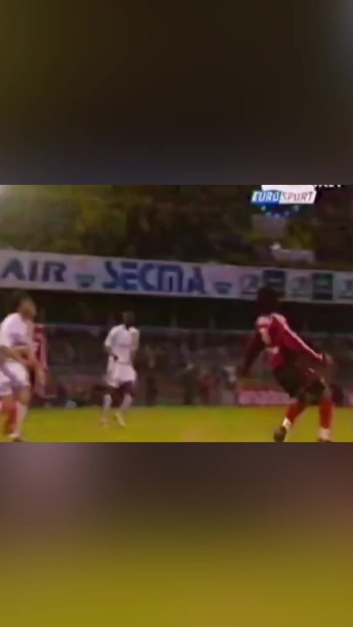 足壇最炸裂的頭球破門沒有之一德羅巴竟成為隊友背景板