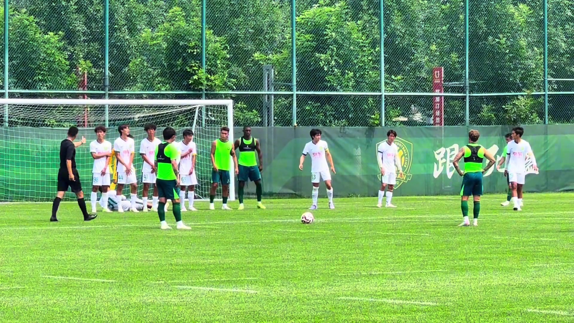 國安博主實拍國安一線隊與U21隊比賽中張稀哲上演任意球破門