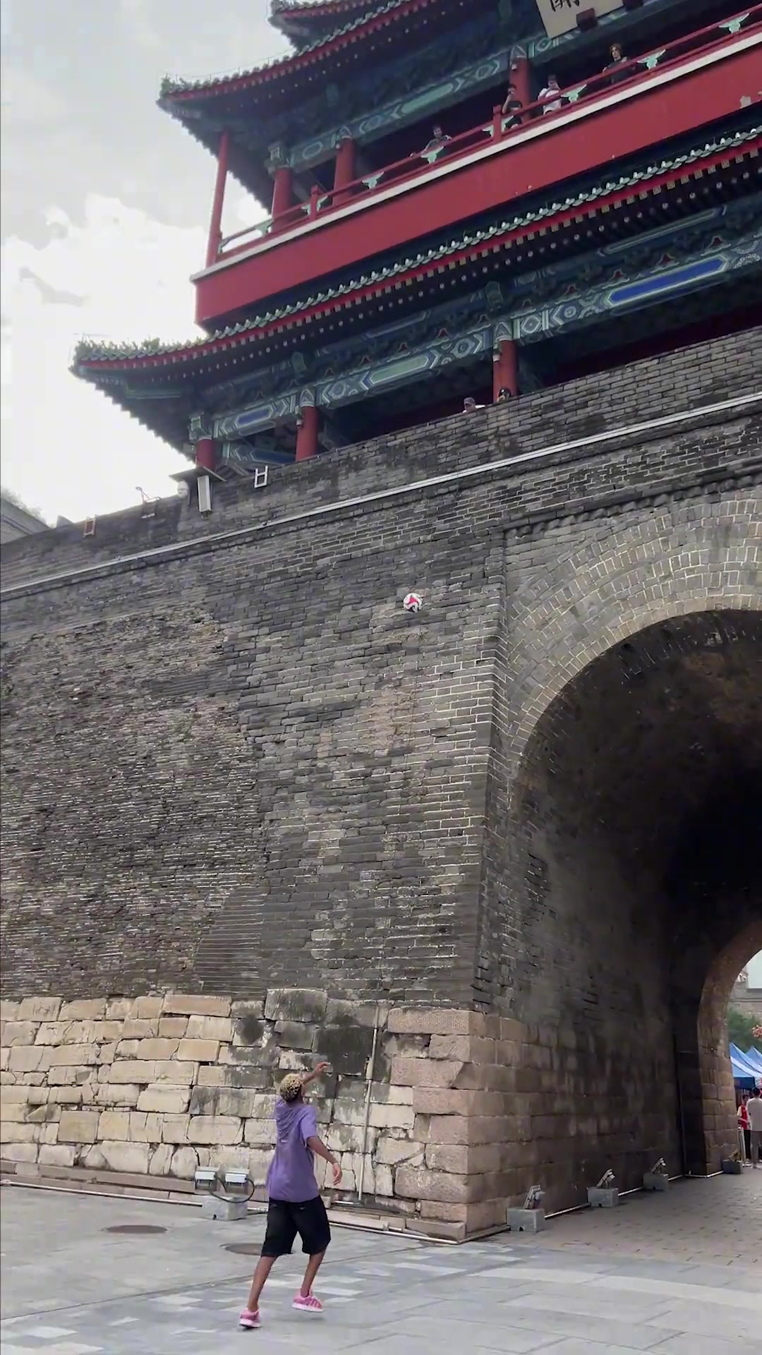 亞馬爾在長城挑戰(zhàn)高空停球一個(gè)大腳把鞋踢飛