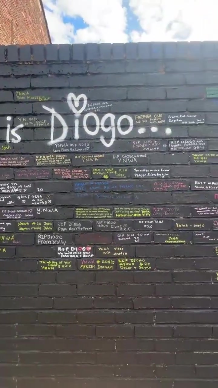 愿天堂也有足球新的若塔墻在安菲爾德門(mén)口永遠(yuǎn)是球迷的最愛(ài)