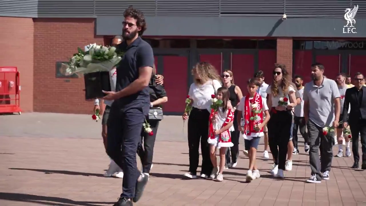 你永不獨(dú)行利物浦全隊(duì)在安菲爾德場(chǎng)外緬懷若塔兄弟