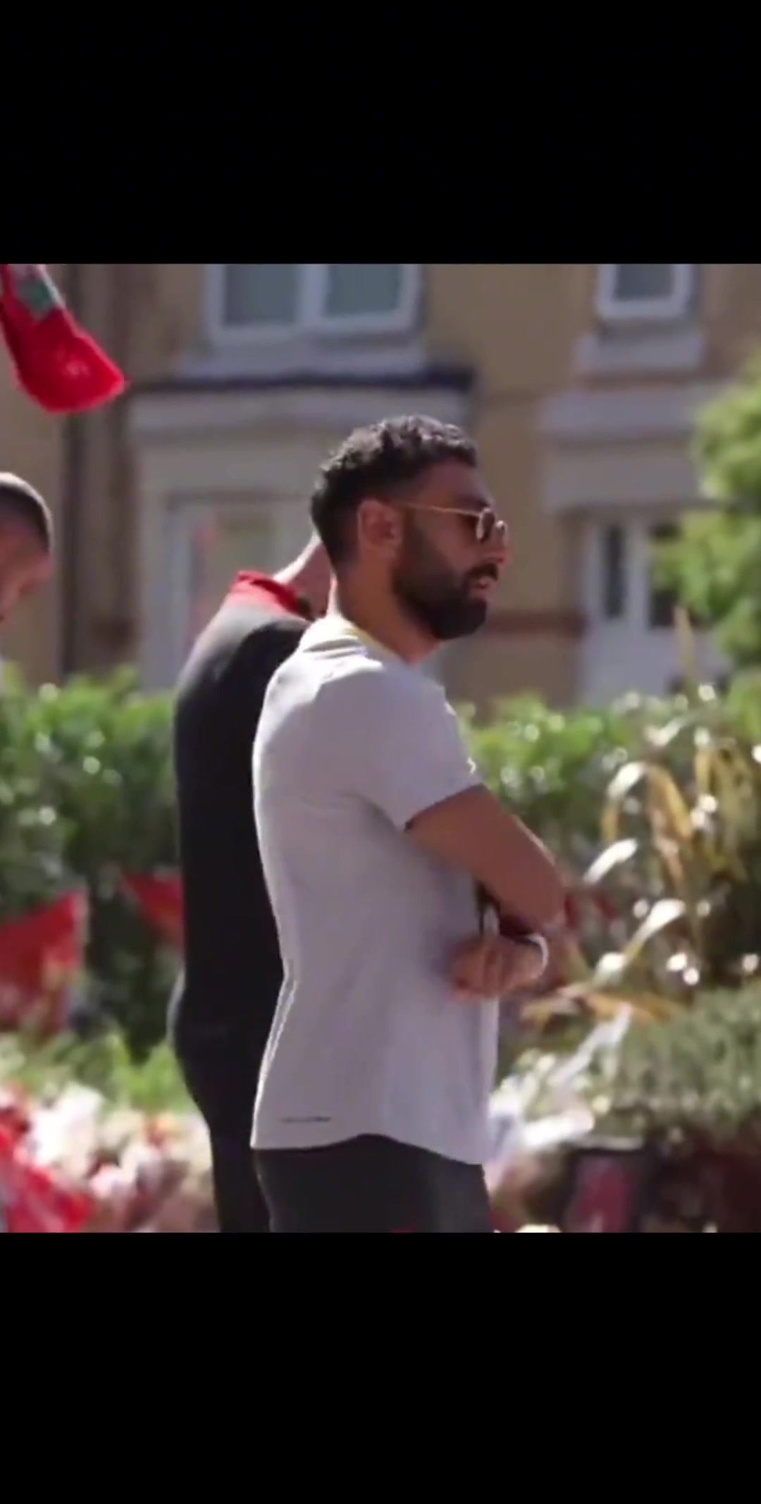 難過薩拉赫范迪克在安菲爾德球場外緬懷若塔神情落寞