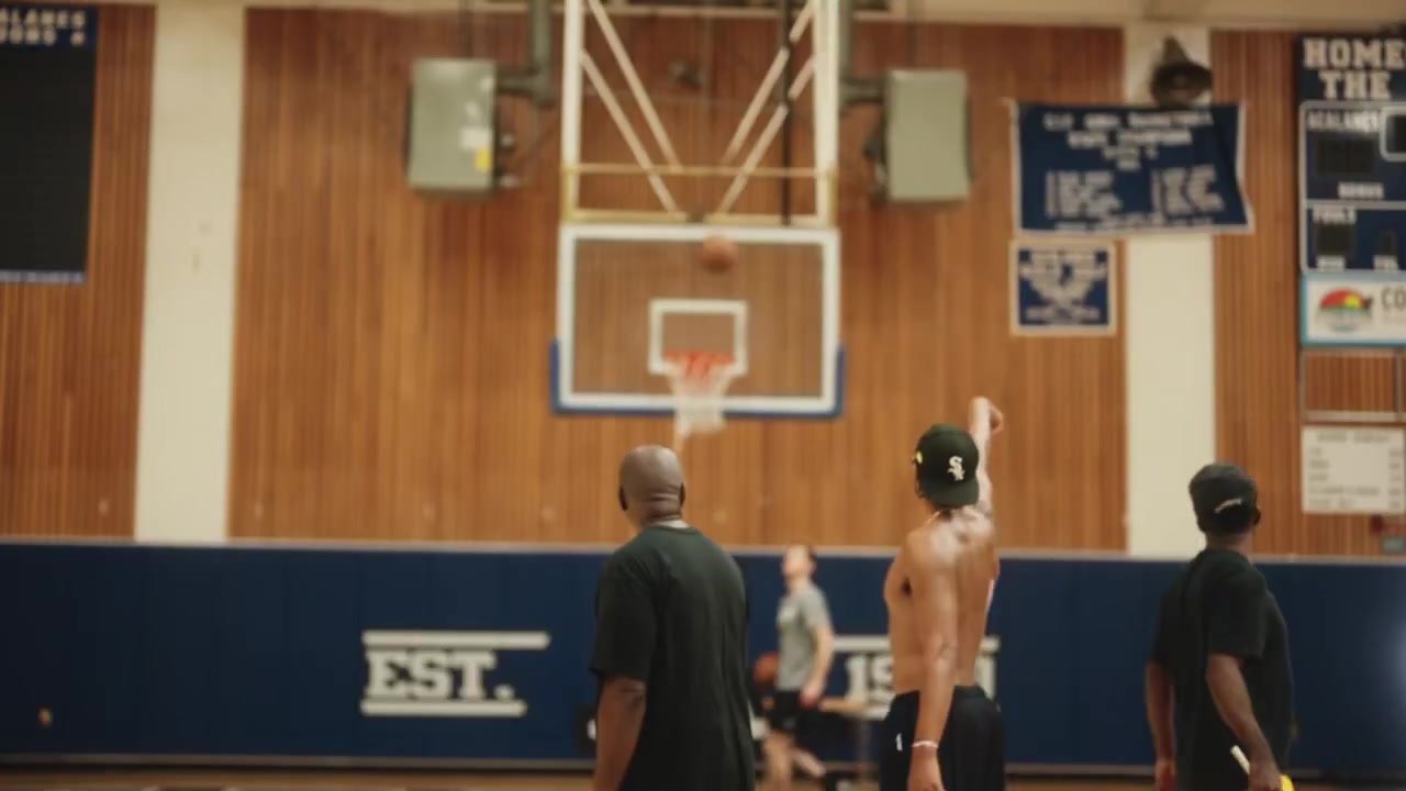 即時(shí)反應(yīng)普爾訓(xùn)練中得知盧尼也被交易至鵜鶘高興怪叫盧