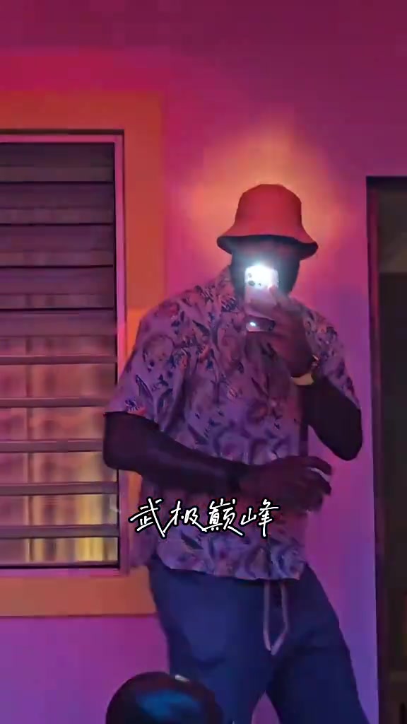 這明明就是來搶風(fēng)頭的詹姆斯在壞兔子演唱會徹底玩嗨了