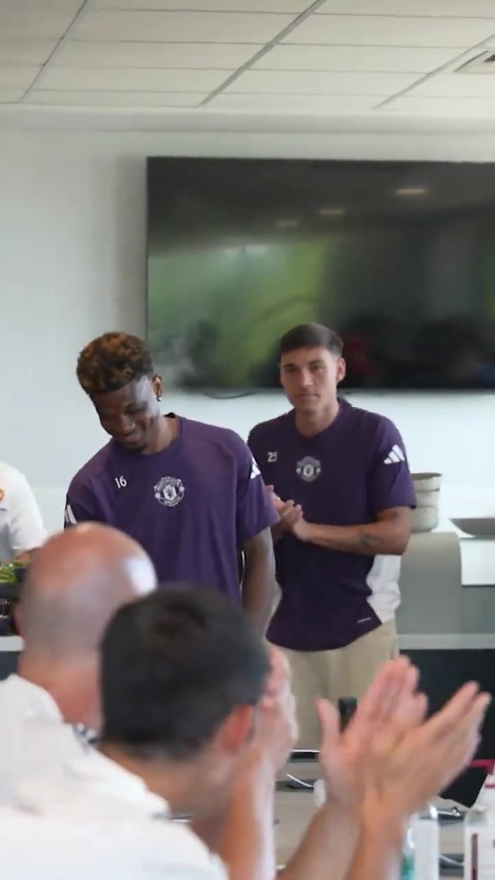 阿瑪?shù)?迪亞洛生日曼聯(lián)全隊(duì)送祝福