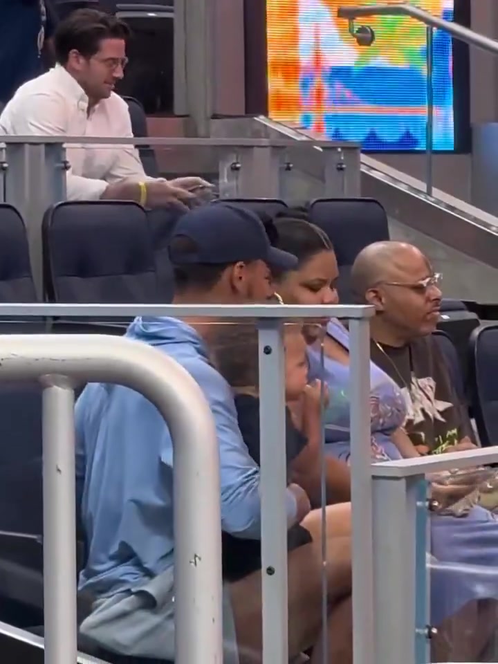 庫里抱著兒子觀賽身旁坐一豐滿的大媽