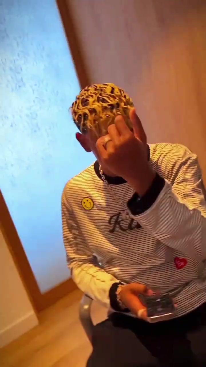 壕亞馬爾展示獲贈的價值40萬歐的黃金鉆石專屬項鏈