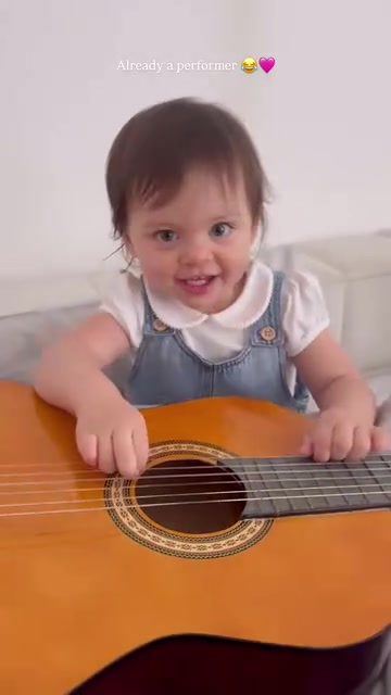 鄉(xiāng)村女歌手C席B席女兒的彈唱時間太可愛了吧