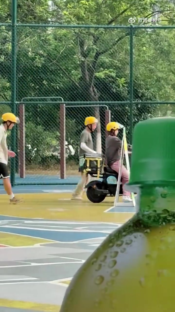 馬凡舒體驗當(dāng)外賣員不會騎電動車稱自己連自行車都不會騎