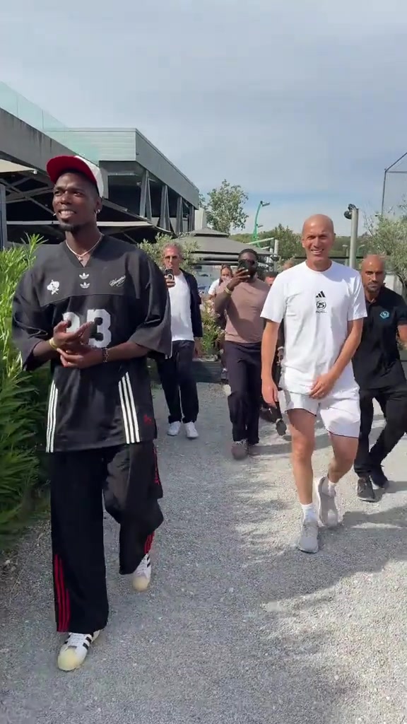 博格巴也是好起來(lái)了能和齊達(dá)內(nèi)一起參加活動(dòng)了齊祖真低調(diào)