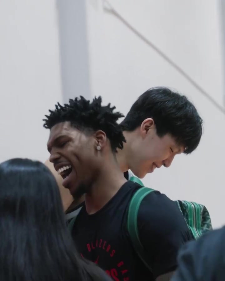 禮貌小伙楊瀚森在開門后幫隊友頂門通過 并用英語回復(fù)隊友