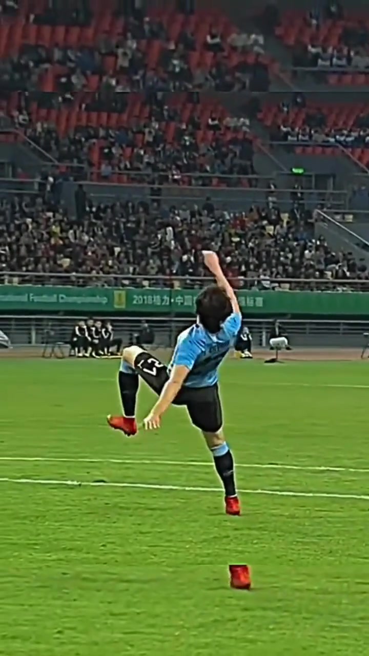 漫畫照進(jìn)現(xiàn)實(shí)他這記倒鉤是力量與美的完美結(jié)合