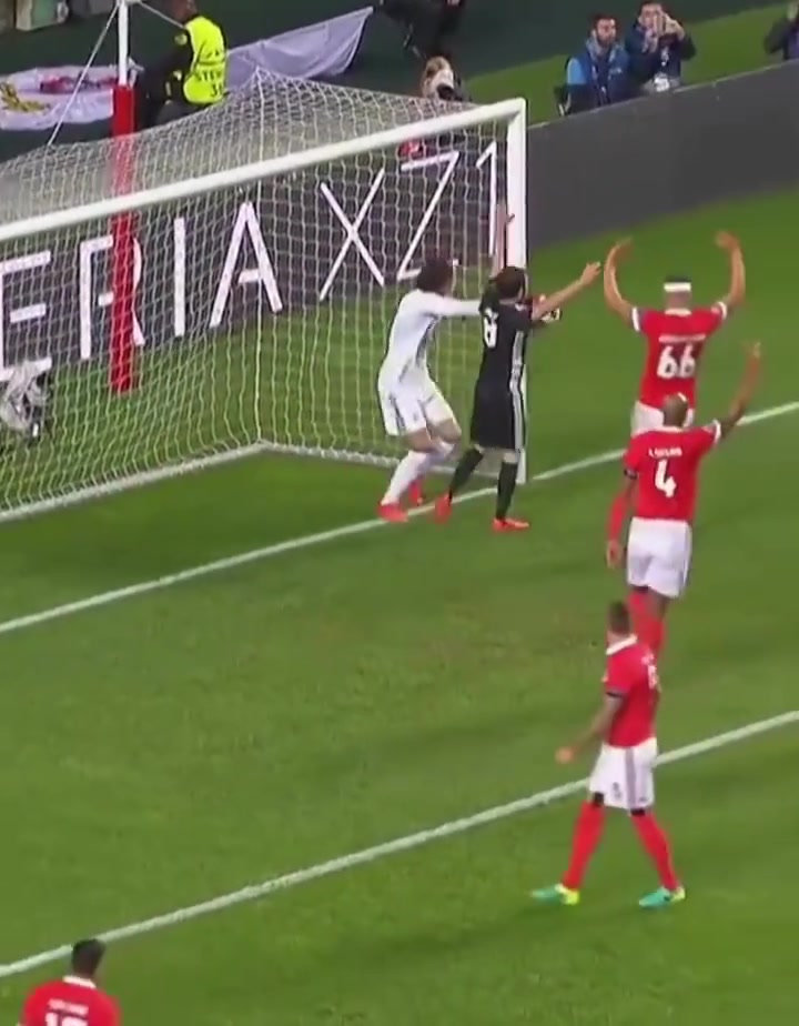 誰(shuí)能不犯錯(cuò)網(wǎng)友盧卡庫(kù)這個(gè)擁抱可能拯救了他的職業(yè)生涯