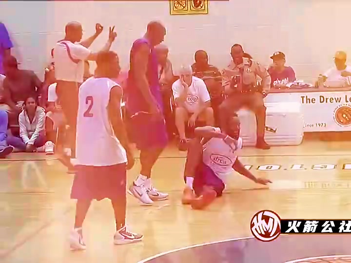 哈登要起身被科比一腳踩住老大得等隊(duì)友來拉才能起身