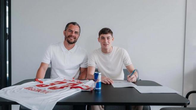 萊比錫官宣：簽約18歲塞爾維亞中場馬克西莫維奇，轉(zhuǎn)會費(fèi)1400萬歐。