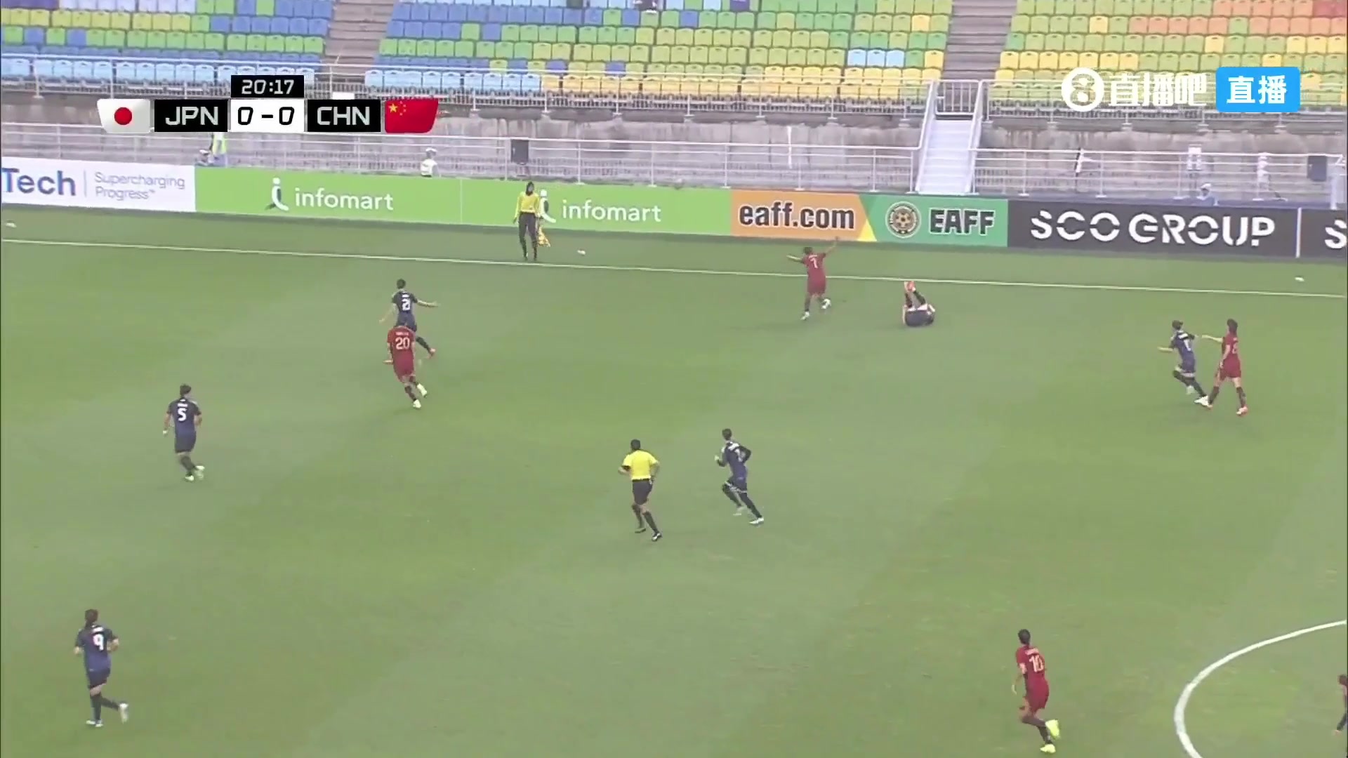 漂亮王霜前場連續(xù)抗開兩名對手單騎闖關可惜打門稍偏