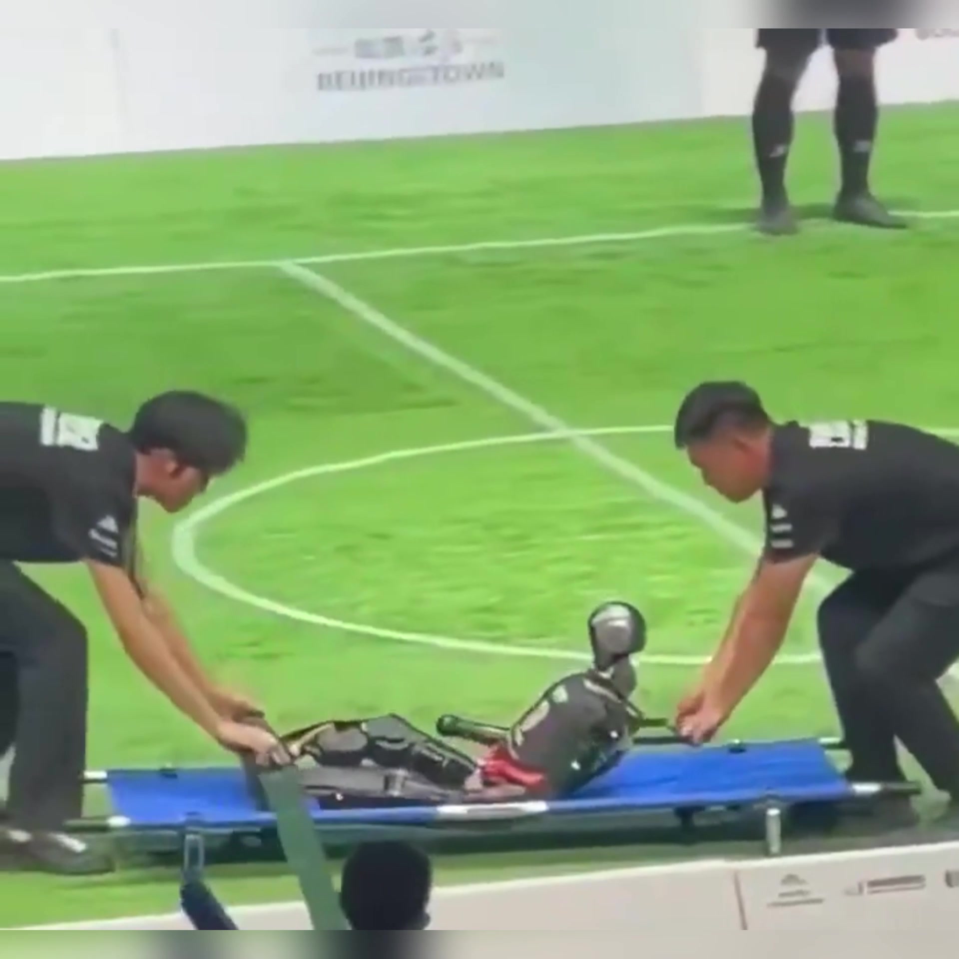 太損了網(wǎng)友曬機(jī)器人踢球視頻曼聯(lián)訓(xùn)練片段泄露