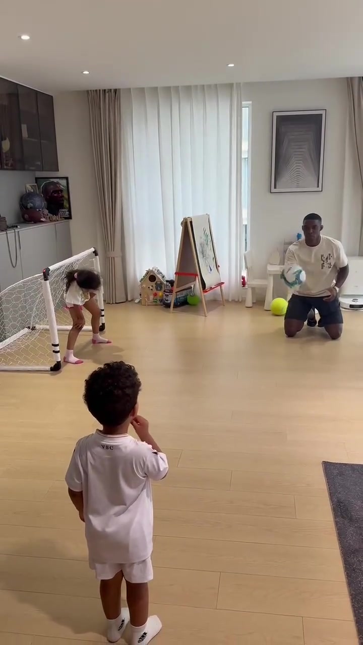 愉快的時光國安外援法比奧曬與兒女家里踢足球畫面