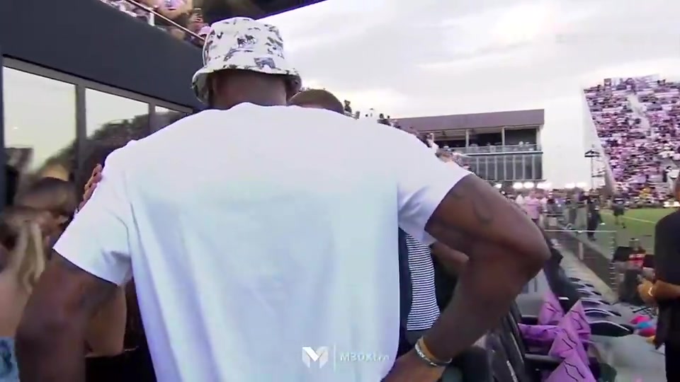 詹姆斯此前看足球比賽偶遇貝克漢姆貝嫂機(jī)智地提議讓兩人合照