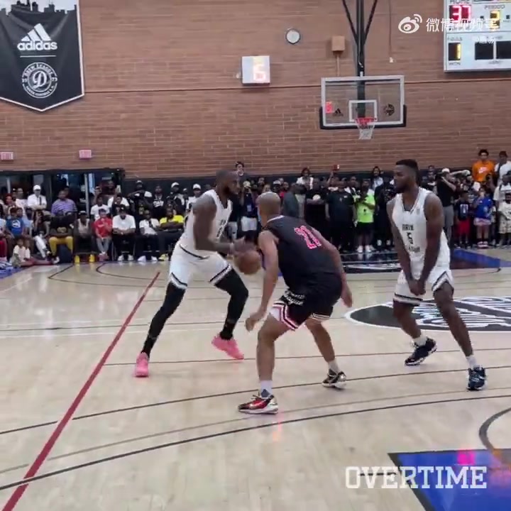 三年前的今天詹姆斯參加德魯聯(lián)賽拿下42分16板3助4斷