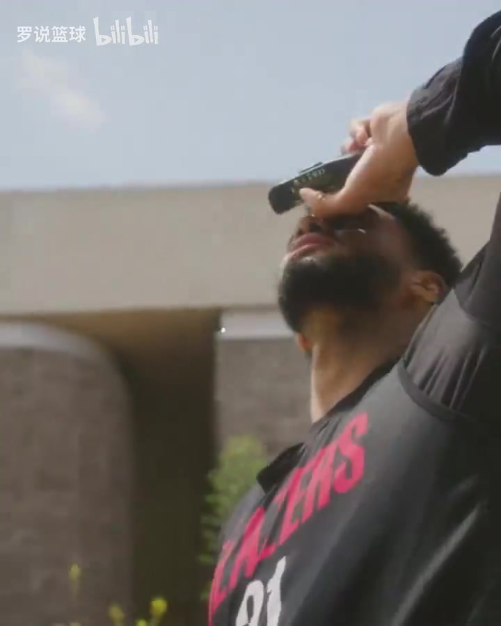 融入的越來越好了開拓者備戰(zhàn)火箭楊瀚森和隊(duì)友有說有笑