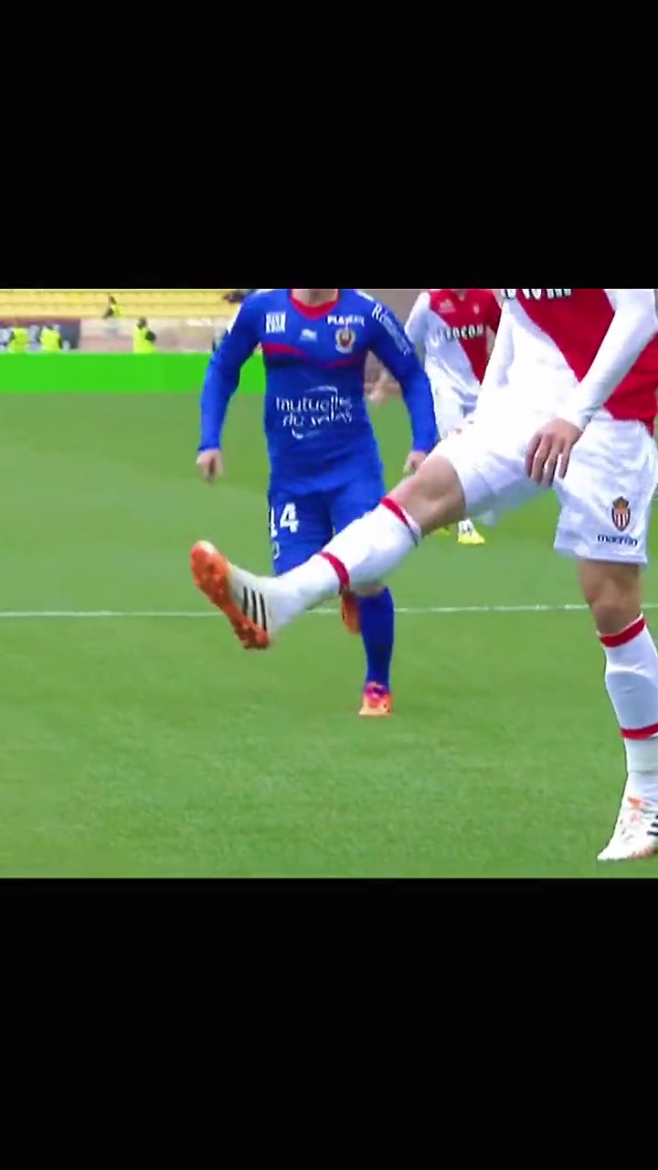 曼聯(lián)在瀟灑踢球這方面他說自己第二應(yīng)該沒人爭第一