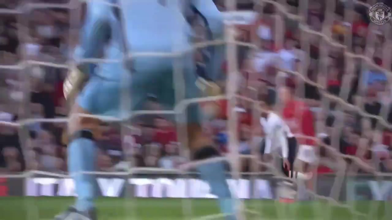 刀刻般的肌肉是他完成這記魚躍沖頂最好的證明