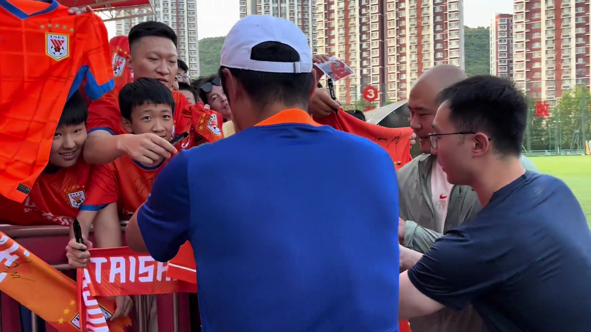 人氣不輸球員韓鵬給球迷簽名忙得不亦樂乎