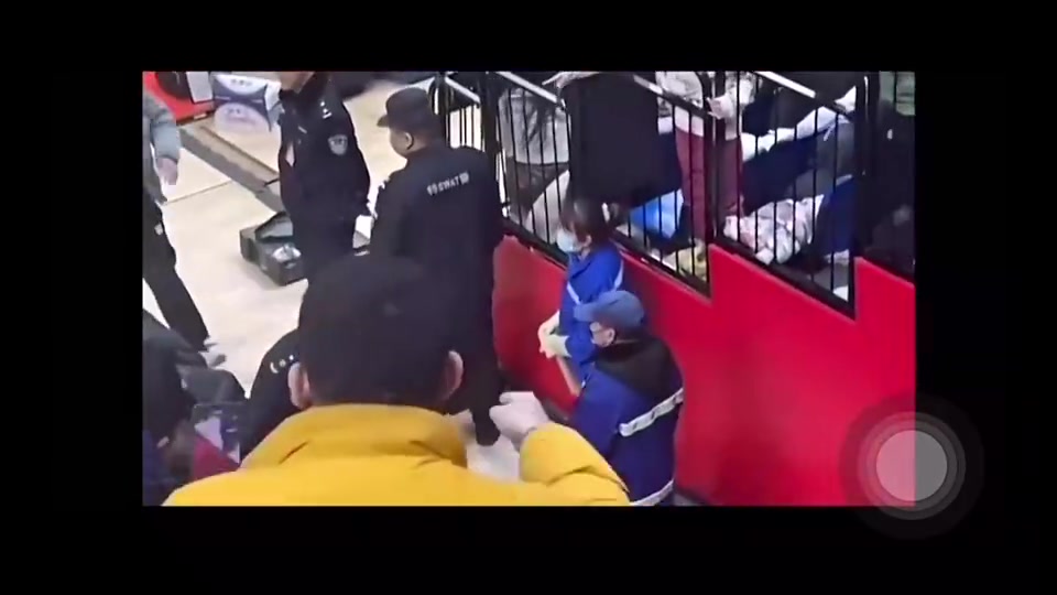 楊瀚森此前在CBA受傷時(shí)離場(chǎng)遭球迷辱罵CNM死去吧