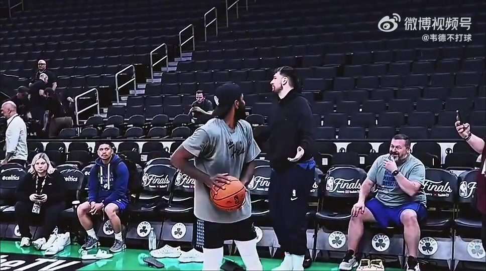 神了歐文是怎么感應(yīng)到身后的東契奇的77無奈攤手