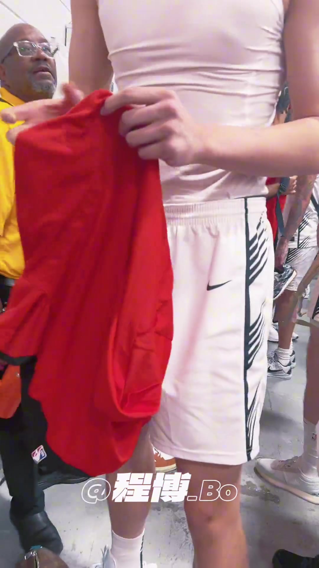 入場(chǎng)環(huán)節(jié)看這場(chǎng)館確實(shí)小了點(diǎn)楊瀚森熱身猛練拋投和三分