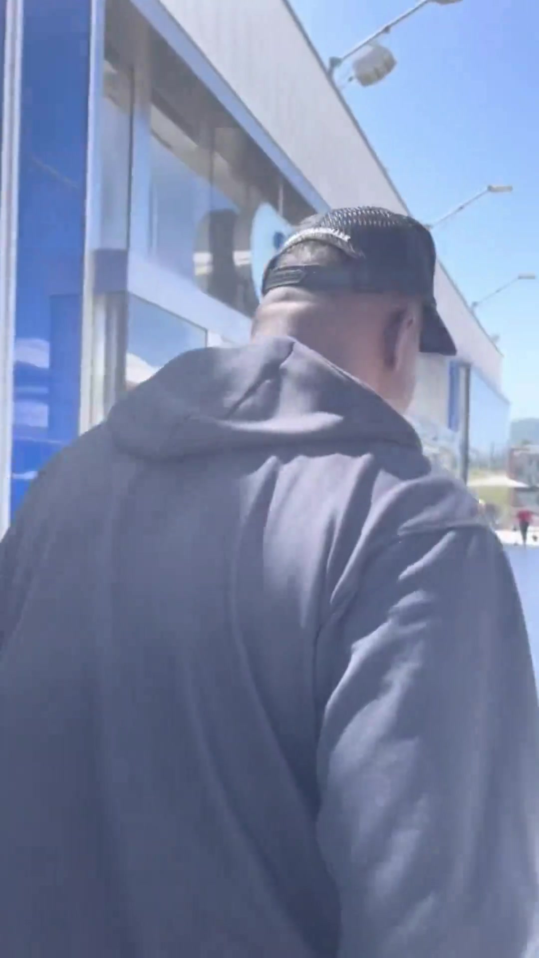 還真的被打了國外球迷偶遇蘭多夫奧多姆時故意搞怪認(rèn)錯人