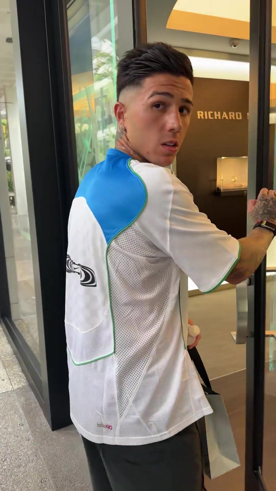 疑似黃牛找恩佐買表被拒恩佐識(shí)別出來(lái)了還是聽(tīng)不懂英語(yǔ)啊