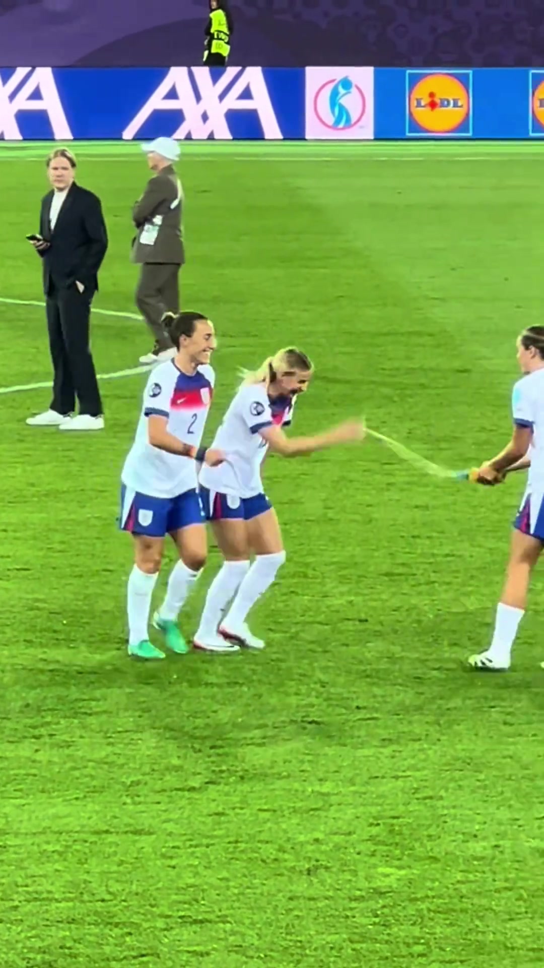 大場面女士凱莉78分鐘替補(bǔ)登場造2球幫助英格蘭淘汰瑞典女足