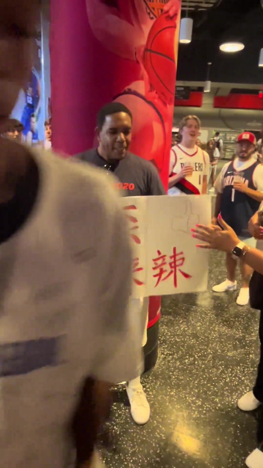 美國球迷寫中文哥們來辣助威楊瀚森 他甚至還會諧音賣萌