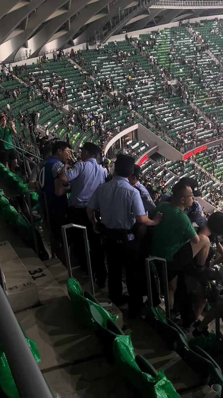 女子勸架險些被打申花球迷和國安球迷上演暴力干架