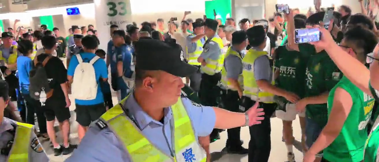 需警察護送實拍一群申花球迷疑似被國安球迷圍在球迷通道內(nèi)