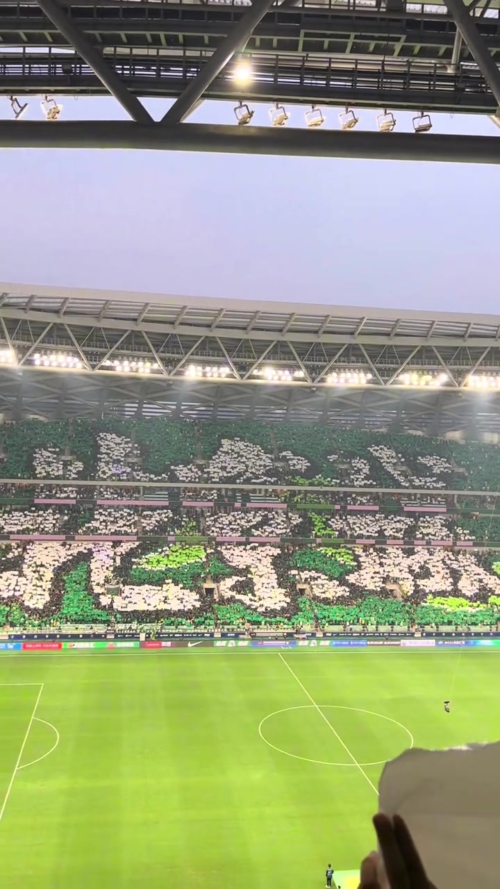 亞洲頂級現(xiàn)場實拍環(huán)工體四面看臺巨型TIFO震撼無比
