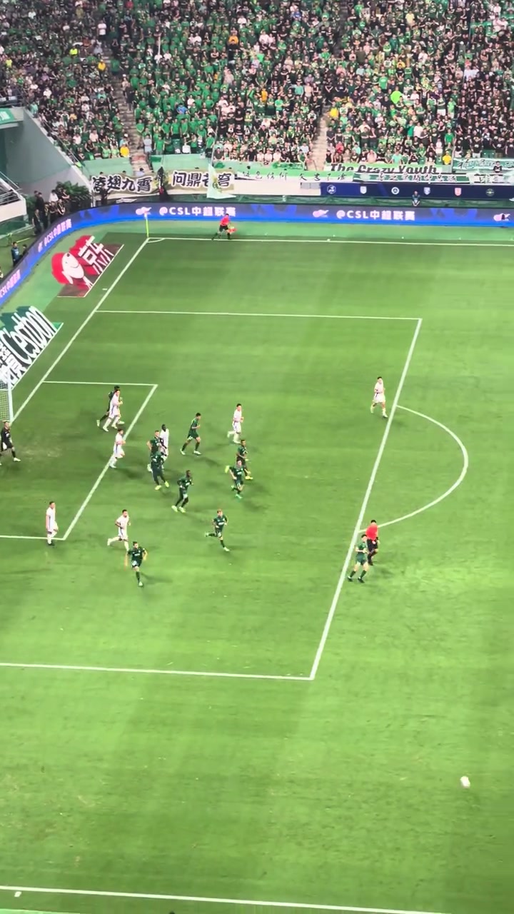 現(xiàn)場實拍申花外援阿蘇埃敲山震虎破門工體現(xiàn)場一片嘩然
