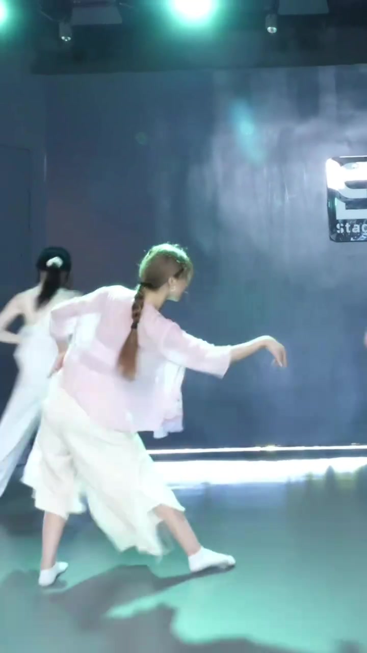 周玲安曬跳舞視頻江南女子的DNA覺醒了這輩子沒這么美過