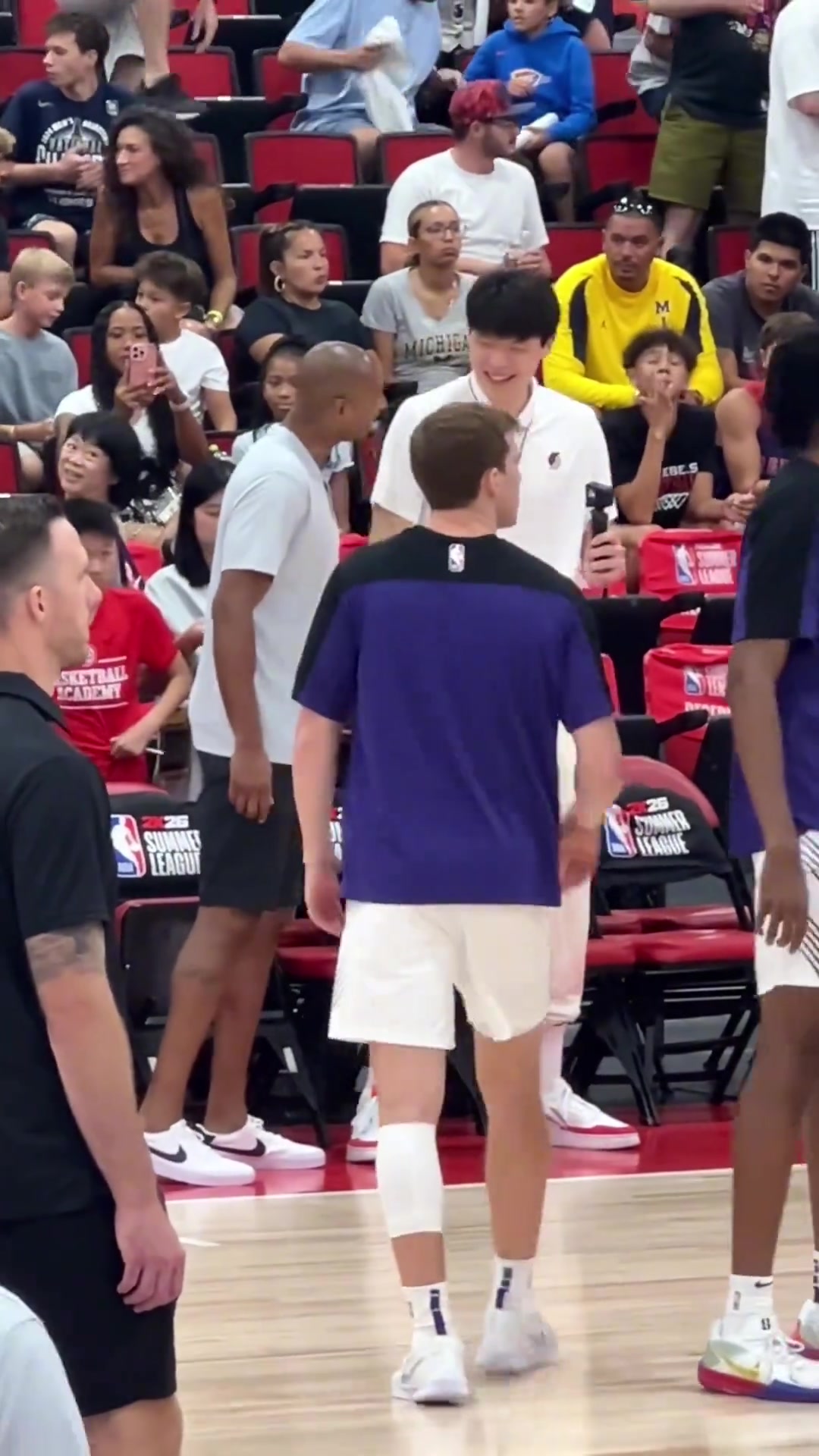 英語進步真快楊瀚森場邊觀戰(zhàn) 和教練有說有笑