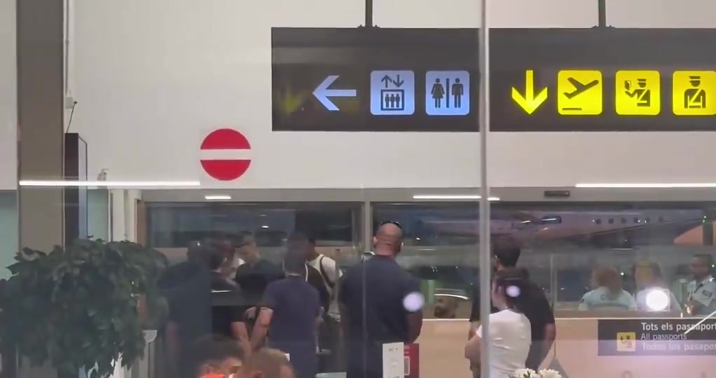 他來了拉什福德飛抵巴塞羅那即將租借加盟巴薩