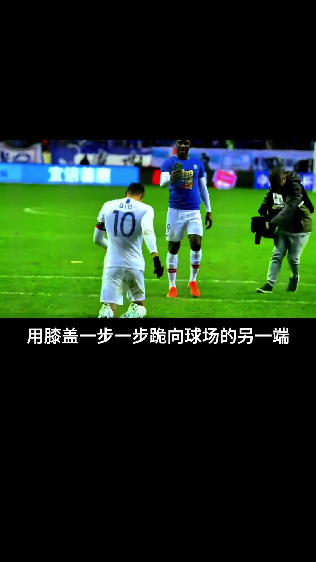 他是第一個(gè)給中國(guó)球迷下跪的外援曾感動(dòng)了無數(shù)申花球迷