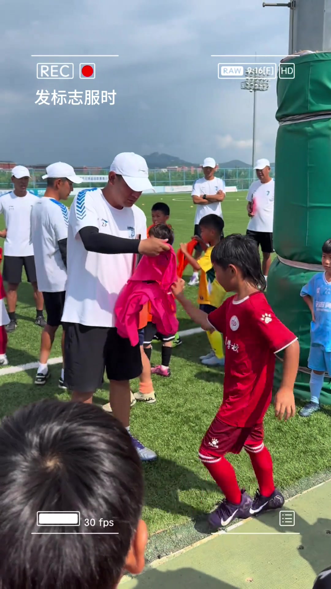 孫繼海領(lǐng)背心時(shí)沒(méi)有一個(gè)小孩跟教練說(shuō)謝謝教出來(lái)啥樣的孩子啊