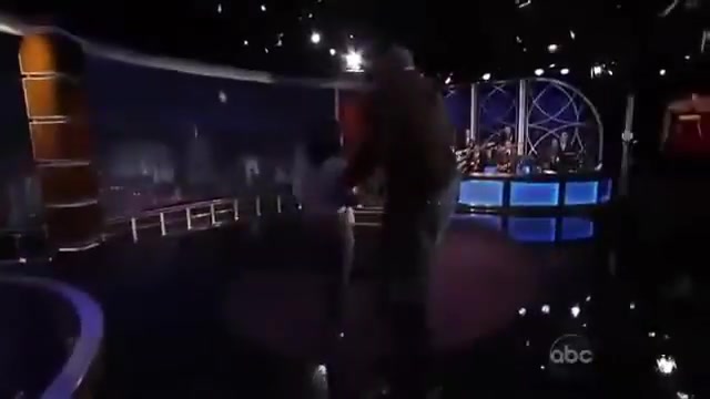 奧尼爾前妻當年背著300斤的鯊魚上臺 剛走兩步就被壓塌了