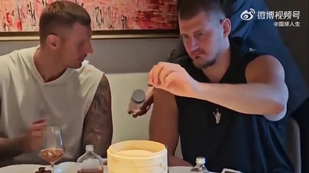 太逗了約基奇體驗吃北京烤鴨 他哥連隔離紙都吃