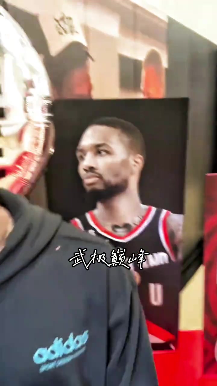 歡迎回家家鄉(xiāng)好友們?yōu)槔屡e辦歡迎派對(duì)慶祝他回家