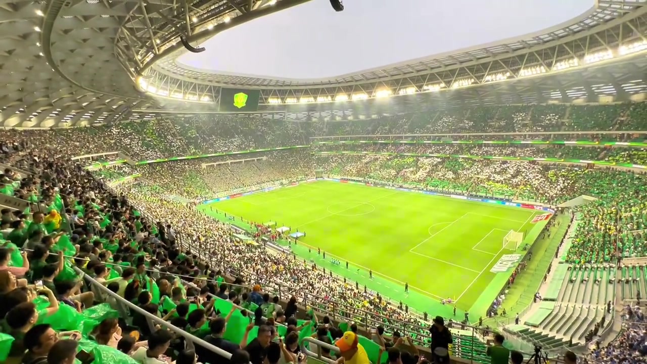 氛圍不要太好現(xiàn)場實拍國安賽前tifo真的太有牌面了