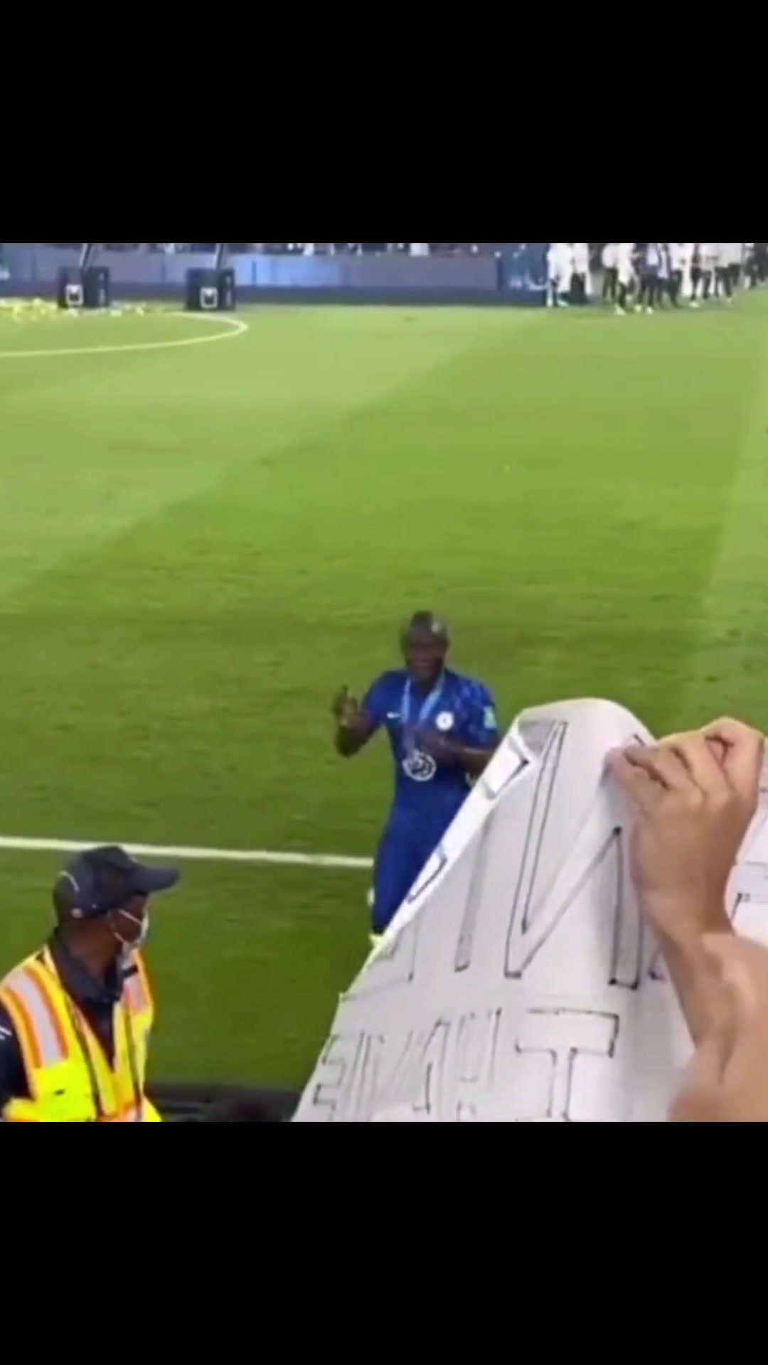 笑容常伴坎特好像永遠都面帶微笑除了和美女拍照的時候