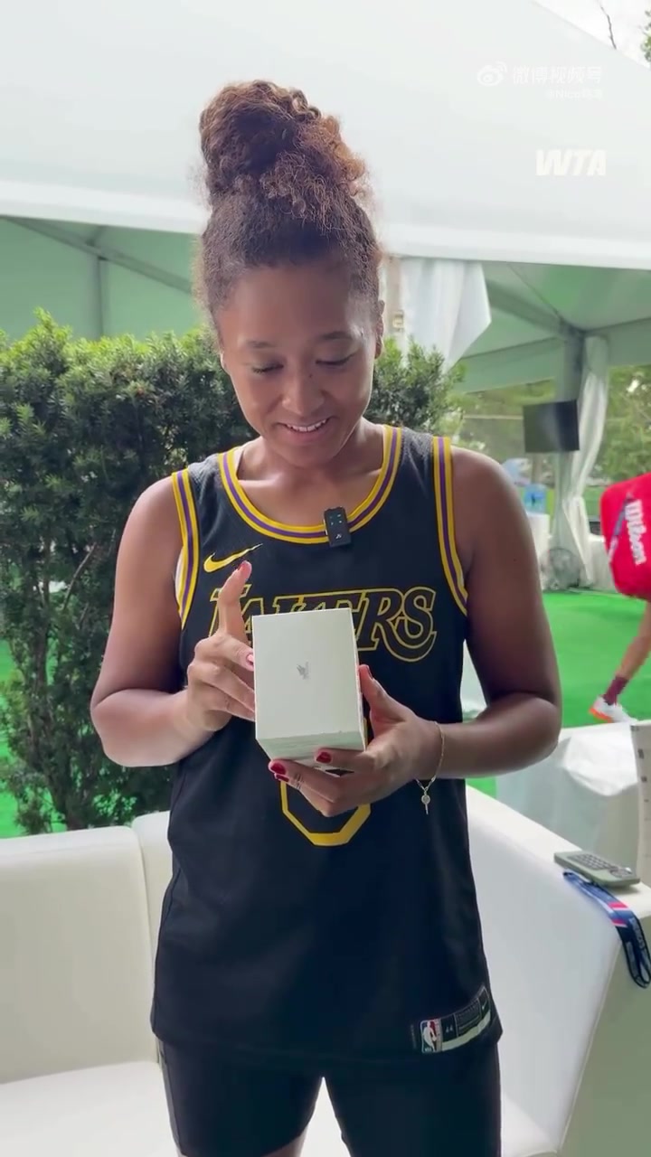 科比球迷穿著科比8號(hào)球衣的大坂直美收獲第一個(gè)Labubu